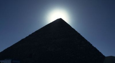 Sonne hinter Chufu-Pyramide